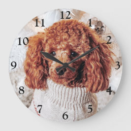Red Poodle in einem Pullover unter einem Weihnacht Große Wanduhr