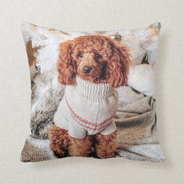 Red Poodle in einem Pullover unter einem Weihnacht Kissen