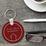 Red Real Anwesen Company Personalisiert Realtor Schlüsselanhänger<br><div class="desc">Dieser moderne Schlüsselanhänger ist mit dem Namen Ihres Immobilienunternehmens unter dem Namen des Agenten in schicke Typografie gefertigt. Diese minimalistisch rote und weiße Schlüsselkette weist eine einfache Linie auf,  die von einem Haus zeichne. Zeitgenössisches Geschenk für einen Agent,  der Ihnen beim Kauf einer Zuhause behilflich ist.</div>