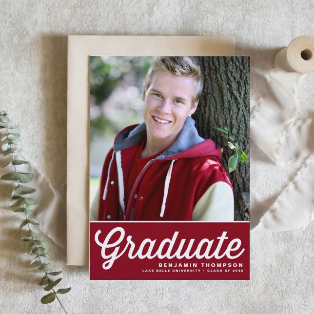 Red Retro Bold Typografy Foto Abschluss Einladung (Customizable retro-inspired Burgundy Photo Graduation Invitation)