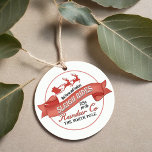 Red Retro Christmas Santa Custom Geschenkanhänger<br><div class="desc">Dieses Design besticht durch ein modernes Weihnachtsgeschenk mit niedlicher Typografie,  mit schlichter Rot-Weiß-Schrift,  Retro-Vintag,  Weihnachtsmann und RentierSchlittenfahrten,  mit klassischem Drehbuch,  einem niedlichen Weihnachtsgeschenk-Tag mit stilvoller Kalligrafie und dem Thema Nordpol.</div>