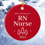 Red RN Nurse First Christmas Keramik Ornament<br><div class="desc">Erste Weihnachten als RN oder registrierte Krankenschwester roten Ornament für einen neuen Job in der Pflege. Elegante Porzellan Keramik Urlaubsornamente in Weiß mit schwarzer Schrift. Mit Weihnachtsbäumen und Sternen.</div>