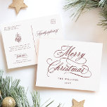 Red Romantic frohe Weihnachts-Script-Feiertag Postkarte<br><div class="desc">Diese einfache Weihnachtspostkarte besticht durch elegante und romantische Wirble Kalligraphie-Schrift mit einem winterlichen,  holzbeerigen Bouquet und eigenem Text auf der Rückseite. Für eine weiter gehende Anpassung dieses Designs klicken Sie bitte auf den BUTTON BLAU DESIGN TOOL oben!</div>