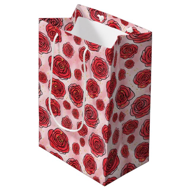 Red Roses on Pink Watercolor Pattern Mittlere Geschenktüte (Vorderseite Schrägansicht)