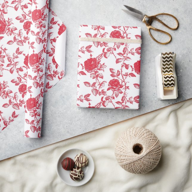 Red Roses on White Toile De Jouy Geschenkpapier (Kunsthandwerk)