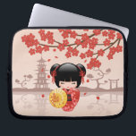 Red Sakura Kokeshi Doll - Japanisch Geisha Laptopschutzhülle<br><div class="desc">Vector Illustration eines niedlichen orientalischen Mädchens in einem roten Kimono Kleid mit einem breiten schwarzen obi Sash mit einem gelben Bambusschirm. Das schwarze Haar des Mädchens ist mit Blume und roten Geishahaaren geschmückt. Dieses Kunstwerk wurde von traditionellen japanischen Kokeshi-Puppen inspiriert und vom japanischen Stil Chibi Kawaii beeinflusst. Blühender roter Sakura-Baum...</div>