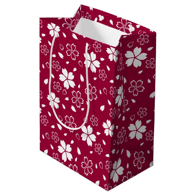 Red Sakura Pattern Mittlere Geschenktüte (Rückseite Schrägansicht)