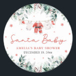 Red Santa Baby Christmas Baby Kleidung Baby Dusche Runder Aufkleber<br><div class="desc">Die Red Santa Baby Baby Baby Baby Kleidung Baby Shower Classic Round Sticker fügt eine festliche Touch zu Ihrem Urlaub Thema Babydusche Favoriten und Dekoration! Mit seinem charmanten Design und der bezaubernden, roten Kleidung des Weihnachtsmannes auf der Weihnachtsdecke, fängt dieser Aufkleber den fröhlichen Geist der Saison ein. Es ist die...</div>