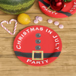 Red Santa Christmas im Juli Custom Pappteller<br><div class="desc">Haben Sie Spaß in der Sonne dieses Weihnachten im Juli? Pop dein Party Essen auf diesen roten santa Anzug inspiriert Papier Teller. Sie können den Text anpassen. Ideal für Ihre sonderbaren Weihnachten im Juli GRILLEN Party. Wenn Sie keinen Text gewollt haben,  ist es leicht zu löschen</div>