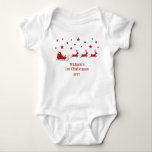 Red Santa Sleigh My First Christmas & Individuelle Baby Strampler<br><div class="desc">Desteis festliche rote Silhouette-Design eines Weihnachtsmannes in einem Schlitten mit Rentieren,  die ihn vorwärts ziehen. Unter dem Bild befinden sich zwei personalisierbare Textbereiche. HINWEIS: Sie können die Farben des Designs auf jede andere Farbe ändern,  wenn Sie möchten.</div>
