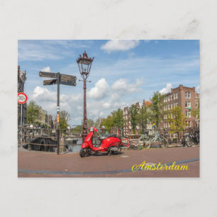 Red Scooter auf der Brücke über die Brouwersgracht Postkarte