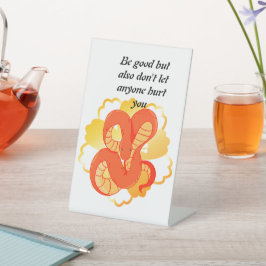 Red Snake on a Golden Blume" | Einzigartig und lux Sockelschild