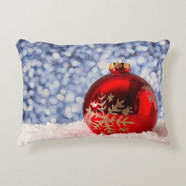 Red Snowflake Christmas Bauble Dekokissen (Vorderseite)