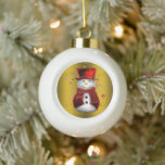 Red Snowman on Gold Christmas Keramik Kugel-Ornament<br><div class="desc">Ein niedlicher Weihnachtsbaumschmuck mit einem Schneemann in rotem Samthut und Weste,  Set auf Gold und umgeben von goldenen Sternen,  um Ihrem Zuhause in dieser Feriensaison ein wenig festlichen Glanz zu verleihen.</div>