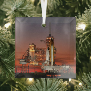 Red Space Shuttle Spaceship Atlantis auf Launch Pa Ornament Aus Glas