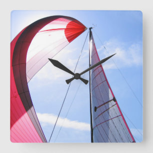 Red Spinnaker With Sun Quadratische Wanduhr