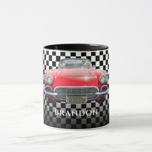 Red Sport's Car, White Name, B/W Checkered Tasse (Zentrum)