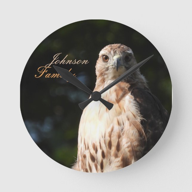 Red Tail Hawk *Personalize* Runde Wanduhr (Vorderseite)