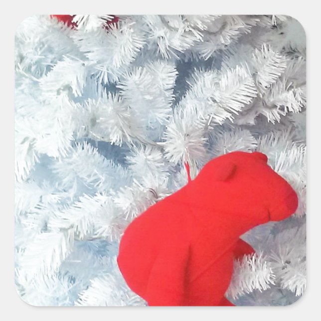 Red Teddy Bär in Christmas Tree Quadratischer Aufkleber (Vorderseite)