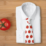 Red Tomato Neck Tie Krawatte<br><div class="desc">Für deinen Mann oder Freund,  bekomme diese Krawatte mit rotem Tomatenmuster-Design. Auch ein Koch,  ein Bauer oder eine Veggie werden Sie begeistern!</div>