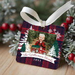 Red Truck Weihnachtsbaum Delivery Red Kariertes Fo Ornament Aus Metall<br><div class="desc">Rustikaler Bauernhof frische Weihnachtsbäume Familie Foto halten Metallschmuck. Das Ornament kann mit dem Familiennamen, dem Jahr, dem Monogramm und dem Foto angepasst werden. Rotes Schachbrett karierter Hintergrund mit rustikalen Kiefern und Schneeflocken und unserem handgezeichnet roten Aquarell Vintager LKW kümmerte einen Weihnachtsbaum. Der Familienname wird in einem weißen Banner angezeigt. Kunst...</div>