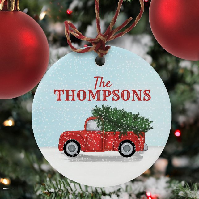 Red Truck Weihnachtsbaum in Schnee Niedlich Person Keramik Ornament (Christmas classic vintage red truck with falling snow simple circle ceramic ornament. )