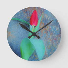Red Tulip auf Blue Gray Slate Runde Wanduhr