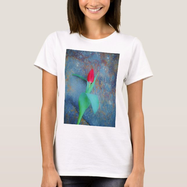 Red Tulip auf Blue Gray Slate T-Shirt (Vorderseite)