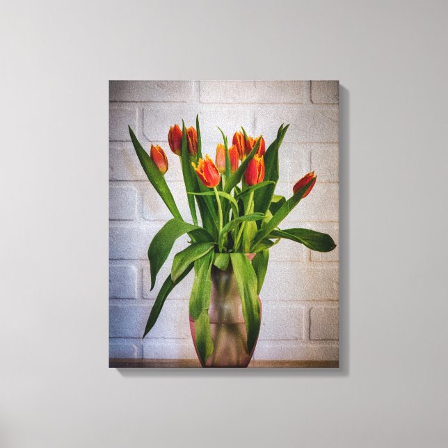 Red Tulips White Brick Wall Leinwanddruck (Vorderseite)