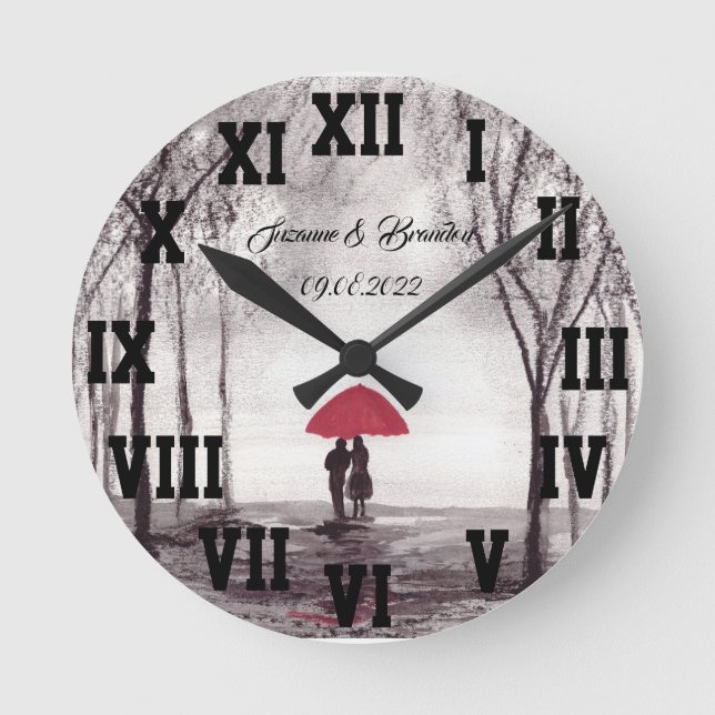 Red umbrella Love Couple Roman Numbers Wedding Runde Wanduhr (Vorderseite)