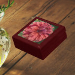 Red Variegated Dahlia Bloom Floral Erinnerungskiste<br><div class="desc">In dieser hölzernen Geschenkboxen mit Keramik-Fliesen,  die das Foto einer großen,  roten Dahlienblüte zeigt,  werden Schmuckstücke,  Schmuck und andere kleine Keepsakes aufbewahrt. Ein schönes,  blumengeschmücktes Design! Wählen Sie Ihre Geschenkboxen und Farbe.</div>