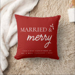 Red Verheiratet & Merry Unsere ersten Weihnachten  Kissen<br><div class="desc">Feiern Sie Ihre ersten Weihnachten gemeinsam als Neuvermählte mit unserem "Red Verheiratet & Merry Our First Christmas" Custom Kissen. Dieses festliche und personalisierte Kissen verleiht Ihrer Feriendekoration eine gemütliche Touch und sorgt für einen unvergesslichen Aufenthalt. Custom Newlywed: Personalisieren Sie dieses Kissen mit Ihren Namen und dem Jahr Ihres ersten Weihnachts...</div>