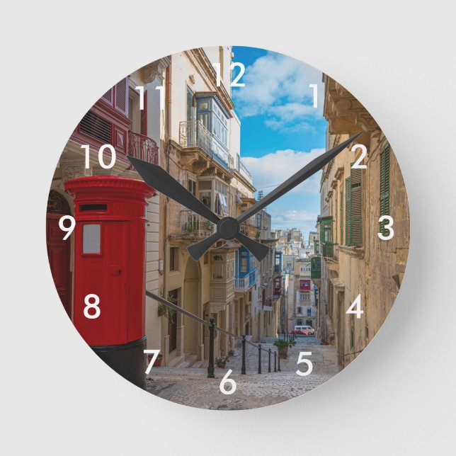 Red vintage mail box in Malta Runde Wanduhr (Vorderseite)