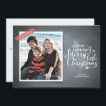 Red Washi Tape Script Holiday Card mit Chalkboard Feiertagskarte<br><div class="desc">Diese rustikale Chalkboard-Einladung ist exklusiv für Zazzle gemacht und eignet sich perfekt für einen nostalgischen und modernen herzlichen Gruß. Gedrucktes "Washi"-Klebeband mit rotem Akzent in Ihrem Foto mit weißer Schriftzypografie auf einem Chalkboard-Hintergrund. Fügen Sie eine Envelopments Holiday Briefmarke aus unserer umfangreichen Portosammlung hinzu, die perfekt zu Ihrem Gruß passt. Umschlaghüllen,...</div>