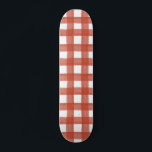 Red Watercolor Gingham Skateboard<br><div class="desc">Dieses legendäre Skateboard ist so klassisch wie Ihr A-Game und zeichnet sich durch ein rotes blaues Aquarellgingham-Design aus.</div>