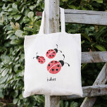 Red Watercolor Ladybugs Personalisiert Tragetasche<br><div class="desc">Diese Tasche enthält drei süße Ladybugs in sanften Rot- und Holzkohle-Wasserfarben. Koordiniert mit unserer Sammlung von Watercolor Ladybug Kleidung und Zubehör. Passen Sie sich mit einem Namen an,  wenn Sie wollen - das ist ein perfektes Gastgeschenk für Geburtstagspartys von Mädchen!</div>