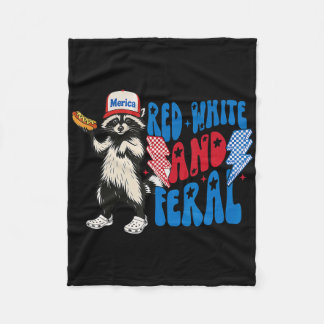 Red White and Feral Raccoon Funny Usa 4. Juli Fleecedecke