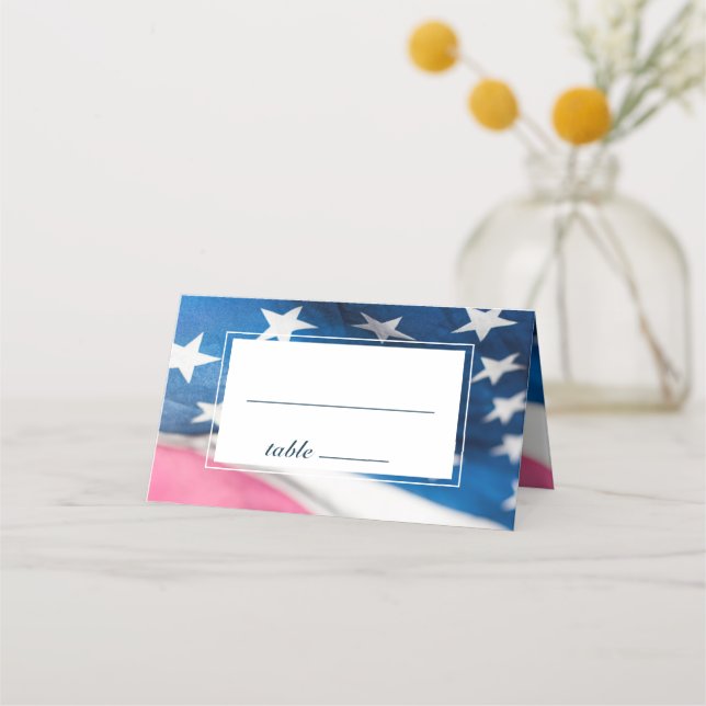 Red White Blue American Flag Patriotic Wedding Platzkarte (Vorderseite)