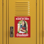 Red White Class of 2025 Foto Abschluss Magnet<br><div class="desc">Dieser moderne,  in Rot und Weiß gehaltene Magnet für die Ankündigung von Absolventen eines Senior Foto ist mit Ihrem High School- oder Uni-Namen für die Klasse 2025 ausgestattet. Passen Sie mit Ihrem Namen unter dem schicken,  fett handgeschriebenen Drehbuch und dem schwarzen Graduierkopf für eine große personalisierte Abschluss Magnetkarte an.</div>