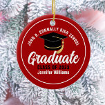 Red White Graduate Modern 2025 Custom Abschluss Keramik Ornament<br><div class="desc">Dieses moderne,  in Rot und Weiß gehaltene Weihnachtsschmuck mit Ihrem Gymnasium- oder Uni-Namen für den Jahrgang 2025. Passen Sie mit Ihrem geschlossen Jahr unter der schicken handgeschriebenen Drehbuch und schwarzen Graduiertenkappe für ein großartiges personalisiertes Abschluss Geschenk.</div>