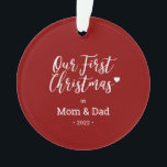 Red & White Mom Dad First Christmas Foto Ornament<br><div class="desc">Feiern Sie die Saison mit diesem stilvollen ersten Weihnachtsschmuck für die Familie. Dieses Design zeichnet sich durch die moderne Schrift "Unser erstes Weihnachten als Mama & Vater" mit einem niedlichen Herzsymbol aus. Sie können Ihr Foto hinzufügen und den Text personalisieren. Mehr Urlaubsgeschenke und Karten gibt es in meinem Shop BaraBomDesign....</div>