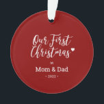 Red & White Mom Dad First Christmas Foto Ornament<br><div class="desc">Feiern Sie die Saison mit diesem stilvollen ersten Weihnachtsschmuck für die Familie. Dieses Design zeichnet sich durch die moderne Schrift "Unser erstes Weihnachten als Mama & Vater" mit einem niedlichen Herzsymbol aus. Sie können Ihr Foto hinzufügen und den Text personalisieren. Mehr Urlaubsgeschenke und Karten gibt es in meinem Shop BaraBomDesign....</div>