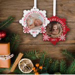 Red White Snowflakes Baby's 1. Weihnachten Ornament Karte<br><div class="desc">Schneeflocke Foto-Ornament mit einem runden Foto Ihres Babys mit geschwungenen Texten und hübschen Schneeflocken in Rot und Weiß.</div>