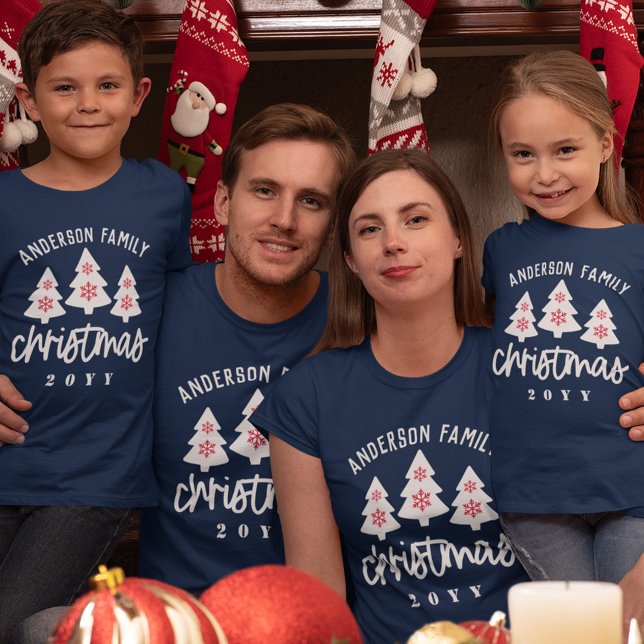 Red White Tree Snowflake Familie Name Weihnachten T-Shirt (Von Creator hochgeladen)