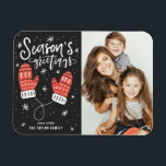 Red Winter Mittens Foto Saison Grüße Magnet<br><div class="desc">Feiern Sie den Urlaubssinn mit unserem individuell anpassbaren Foto Weihnachtsmagneten! Dieser Magnet eignet sich perfekt, um Ihre Lieblingsfeiertage zu erleben. Mit diesem Magneten können Sie einen einzigartigen Sake kreieren, der die Freude und Liebe Ihrer Familie während der Ferienzeit zeigt. Dieser Weihnachtsmagnet im Foto zeichnet sich durch moderne Kalligraphie und rote...</div>