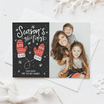 Red Winter Mittens Saison Foto der Grüße Feiertagspostkarte<br><div class="desc">Die Grüße der Saison | Senden Sie Ihre Urlaubswünsche mit dieser individuell gestaltbaren Urlaubspostkarte an Freunde und Familie. Dieses Foto Weihnachts-Postkarte mit moderner Kalligraphie und roten Wintermilben. Personalisieren Sie diese,  indem Sie Ihre Daten hinzufügen. Diese Foto-Postkarte ist in anderen Farben und Kartenmaterial erhältlich. Matching-Elemente sind verfügbar.</div>