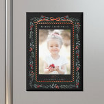 Red Winterberry Frame Black Christmas Foto Magnet<br><div class="desc">Dieser elegante Foto-Urlaubsmagnet zeichnet sich durch einen wasserfarbenen,  roten Winterbeerrahmen mit einem bezaubernden Bandbogen und einer sauberen Typografie aus. Für eine weiter gehende Anpassung dieses Designs klicken Sie bitte auf den BUTTON BLAU DESIGN TOOL oben!</div>