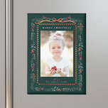 Red Winterberry Frame Green Christmas Foto Magnet<br><div class="desc">Dieser elegante Foto-Urlaubsmagnet zeichnet sich durch einen wasserfarbenen,  roten Winterbeerrahmen mit einem bezaubernden Bandbogen und einer sauberen Typografie aus. Für eine weiter gehende Anpassung dieses Designs klicken Sie bitte auf den BUTTON BLAU DESIGN TOOL oben!</div>