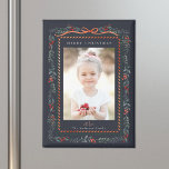 Red Winterberry Frame Navy Weihnachts-Foto Magnet<br><div class="desc">Dieser elegante Foto-Urlaubsmagnet zeichnet sich durch einen wasserfarbenen,  roten Winterbeerrahmen mit einem bezaubernden Bandbogen und einer sauberen Typografie aus. Für eine weiter gehende Anpassung dieses Designs klicken Sie bitte auf den BUTTON BLAU DESIGN TOOL oben!</div>