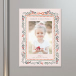 Red Winterberry Frame Pink Weihnachts-Foto Magnet<br><div class="desc">Dieser elegante Foto-Urlaubsmagnet zeichnet sich durch einen wasserfarbenen,  roten Winterbeerrahmen mit einem bezaubernden Bandbogen und einer sauberen Typografie aus. Für eine weiter gehende Anpassung dieses Designs klicken Sie bitte auf den BUTTON BLAU DESIGN TOOL oben!</div>
